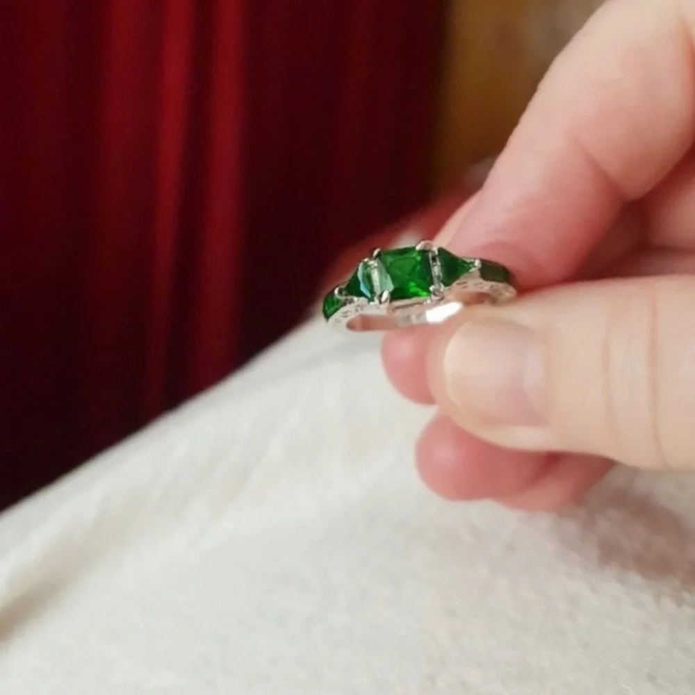 New Woman’s Stamped S925 Sterling Silver Floral Celtic 10CT Emerald Ring